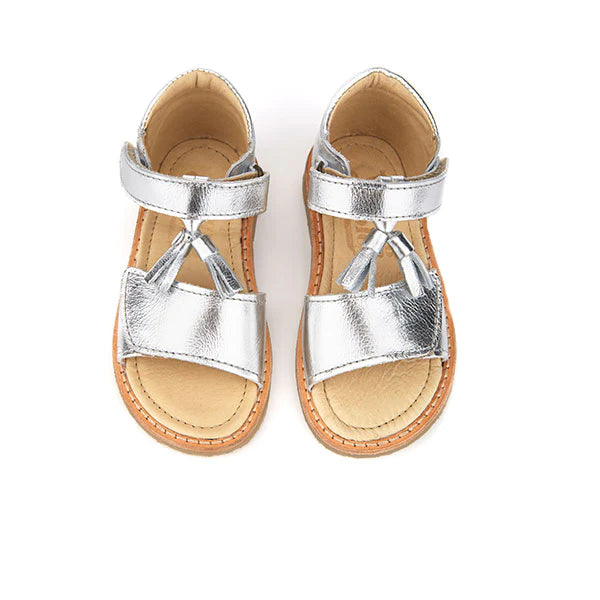 [EU22, EU23, EU24] YOUNG SOLES Silver Leather Tassel Sandal w/Rubber Sole